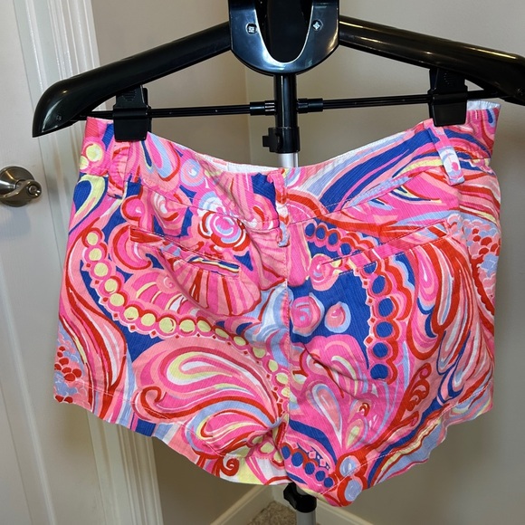Lilly Pulitzer Walsh Short size 8! - Picture 2 of 4